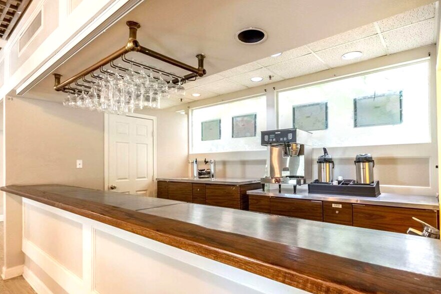 More Photos Of 658 S Westdale Dr, Wichita Hotel For Sale