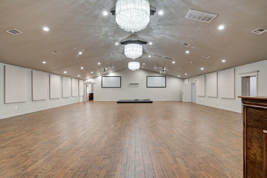 More Photos Of 450 E Main St, Yukon Religious Facility For Sale