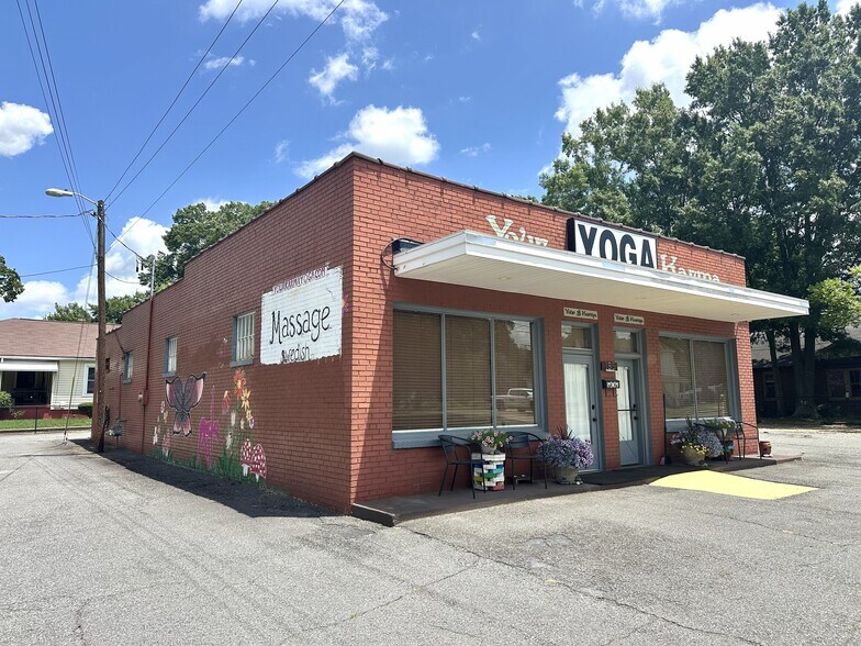 More Photos Of 195 W Statesville Ave, Mooresville Freestanding For Sale