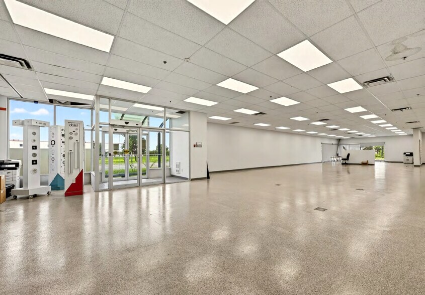 More Photos Of 5780 Rue Ontario E, Montréal Warehouse For Sale