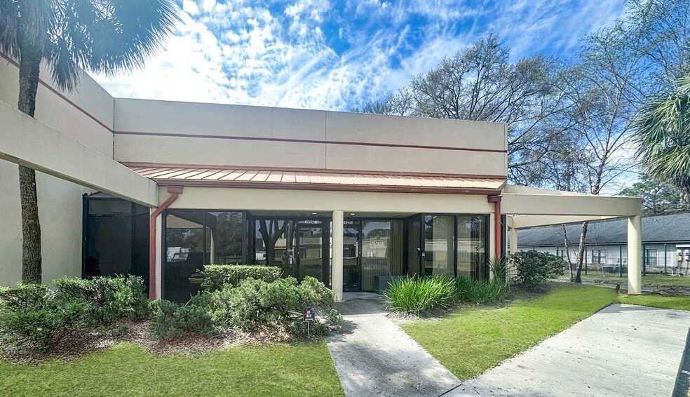More Photos Of 10592 Balmoral Cir E, Jacksonville Showroom For Lease
