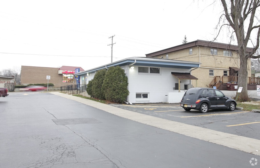 More Photos Of 1002 N Milwaukee Ave, Libertyville Freestanding For Lease
