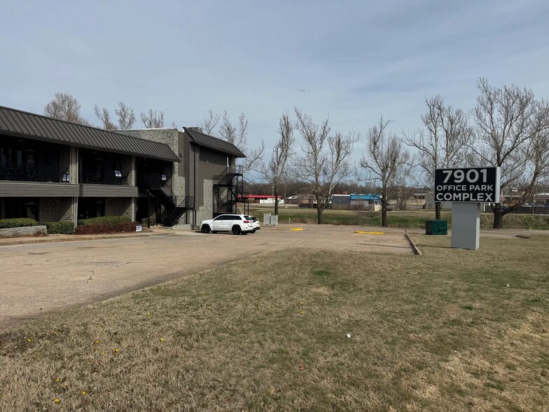 More Photos Of 7901 NE 10th St, Midwest City Office For Lease