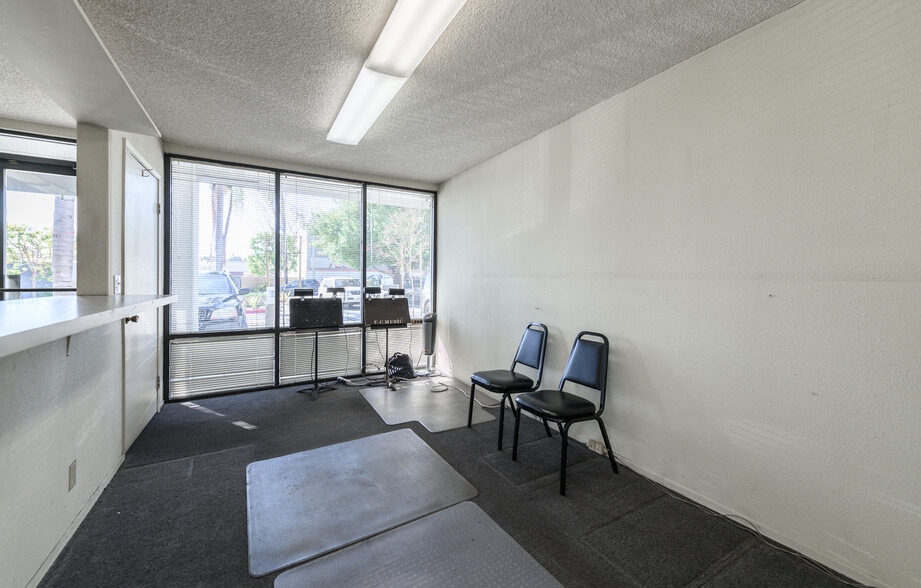 More Photos Of 711 W 17th St, Costa Mesa Light Manufacturing For Sale