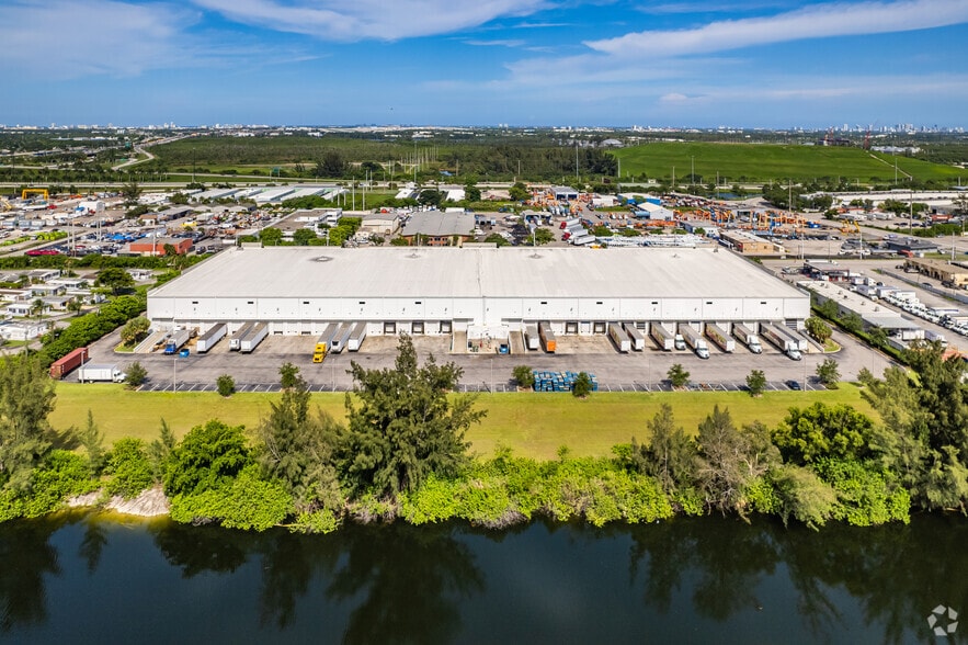 More Photos Of 3501 Burris Rd, Davie Distribution For Lease