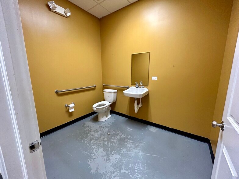 More Photos Of 709 S 5th Ave, Maywood Unknown For Lease