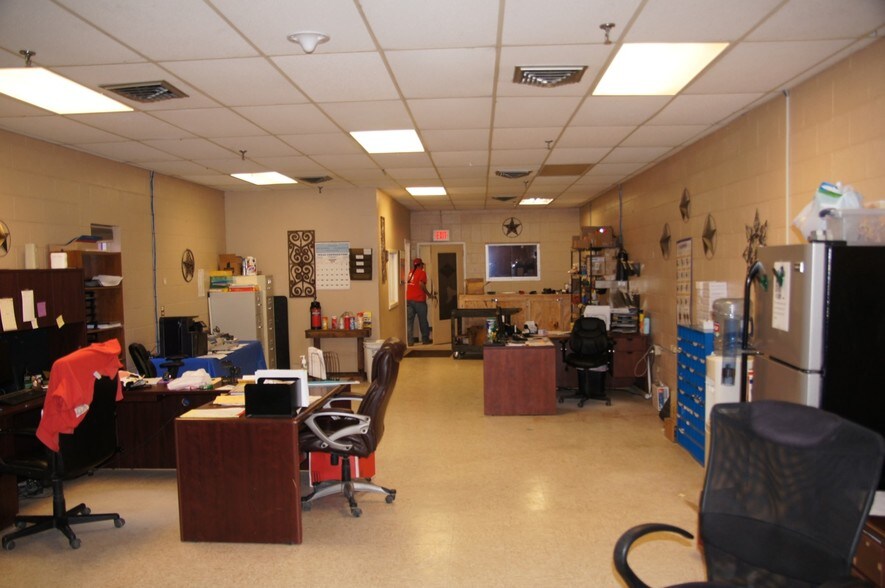 More Photos Of 1301 East Ave, Carrizo Springs Warehouse For Lease
