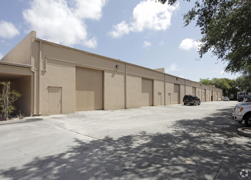 More Photos Of 1001-1015 W Newport Center Dr, Deerfield Beach Light Distribution For Lease