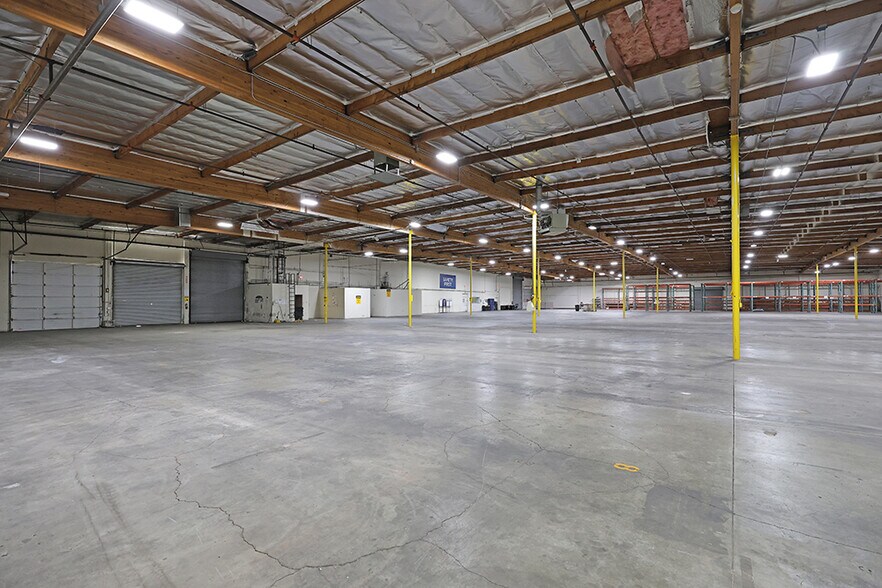 More Photos Of 7050 Valjean Ave, Van Nuys Warehouse For Lease