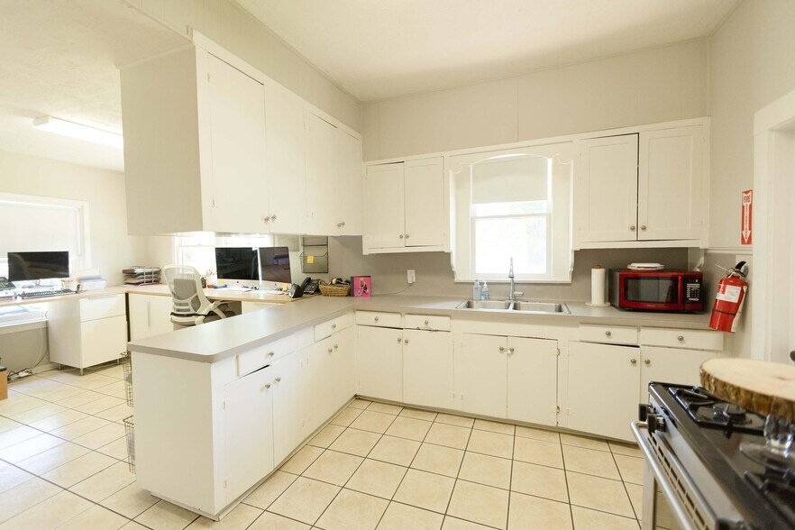 More Photos Of 111 E Hufsmith Rd, Tomball Office Residential For Sale