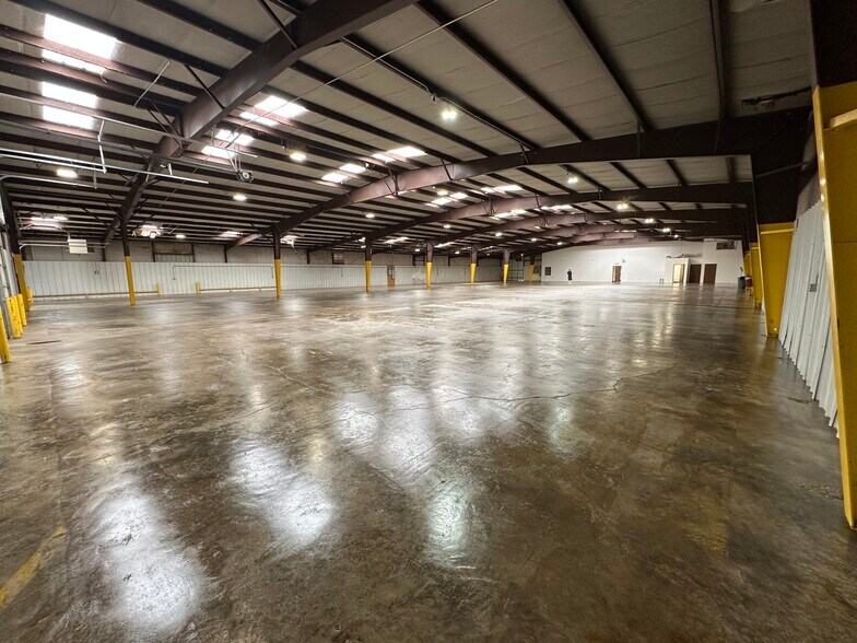 More Photos Of 401 SE 59th St, Oklahoma City Distribution For Sale