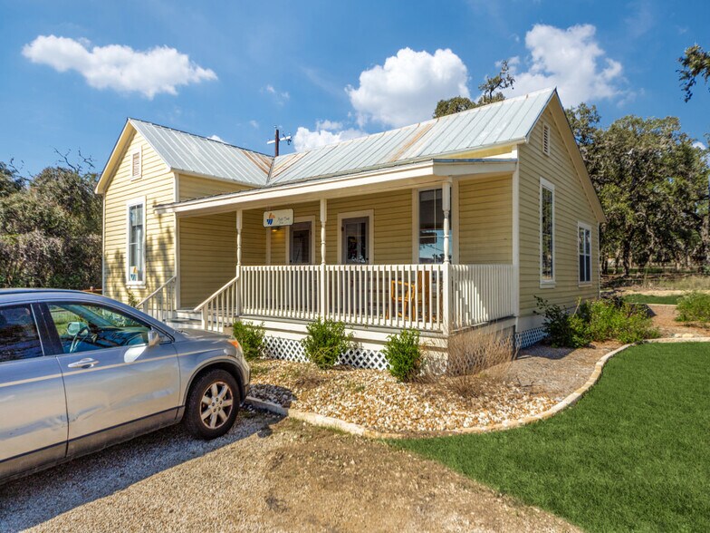 More Photos Of 1015 N School St, Boerne Office For Sale