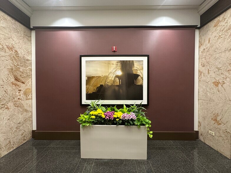 More Photos Of 111 N Wabash Ave, Chicago Office For Lease