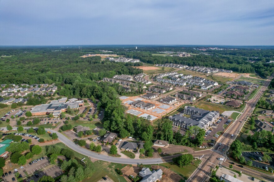 More Photos Of 2889 S Lamar Blvd, Oxford Flex For Lease