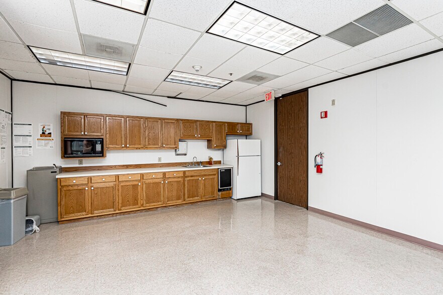 More Photos Of 3636 S Sherwood Forest Blvd, Baton Rouge Office For Lease