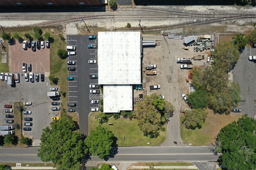 More Photos Of 2100 Premier Row, Orlando Warehouse For Lease