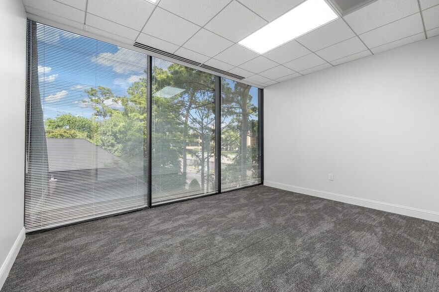More Photos Of 17 S Briar Hollow Ln, Houston Office Residential For Lease