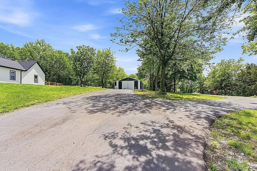 More Photos Of 1106 College Hill St, Pleasant Hill Flex For Sale