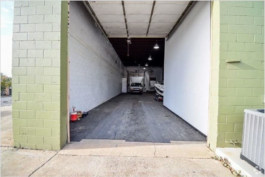 More Photos Of 614 N Spring St, Clarksville Warehouse For Lease