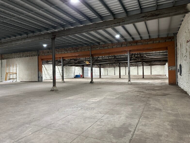 More Photos Of 919 Procter St, Port Arthur Light Distribution For Sale