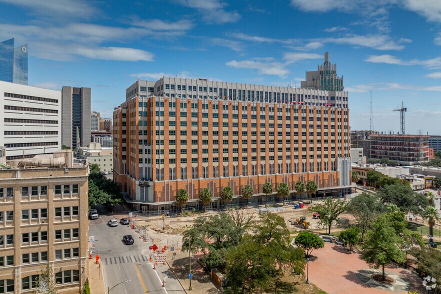 Primary Photo Of 100 N Santa Rosa St, San Antonio Apartments For Lease