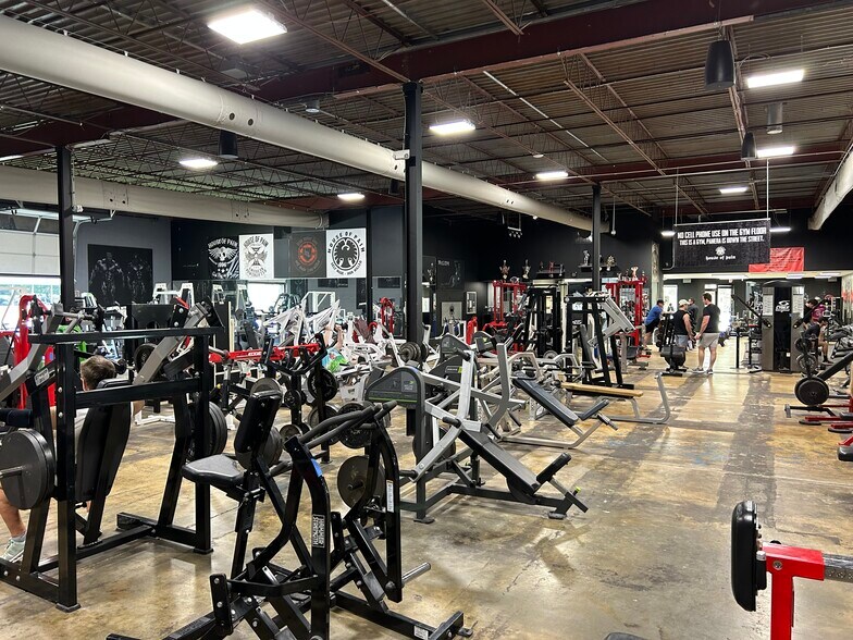 More Photos Of 251-253 Chesterfield Industrial Blvd, Chesterfield Warehouse For Sale
