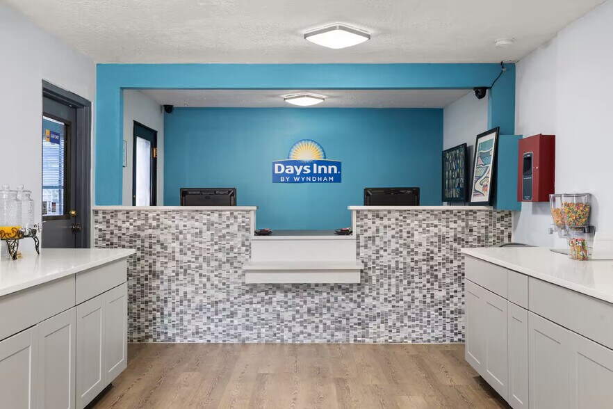 More Photos Of 1520 Candelaria Rd NE, Albuquerque Hotel For Sale