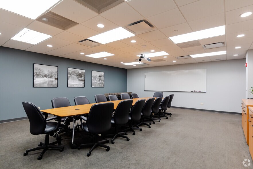 More Photos Of 400 E Diehl Rd, Naperville Office For Sale