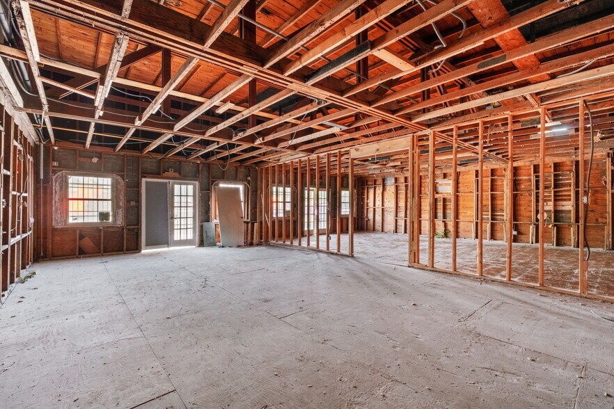 More Photos Of 2219 S Flores St, San Antonio Freestanding For Sale