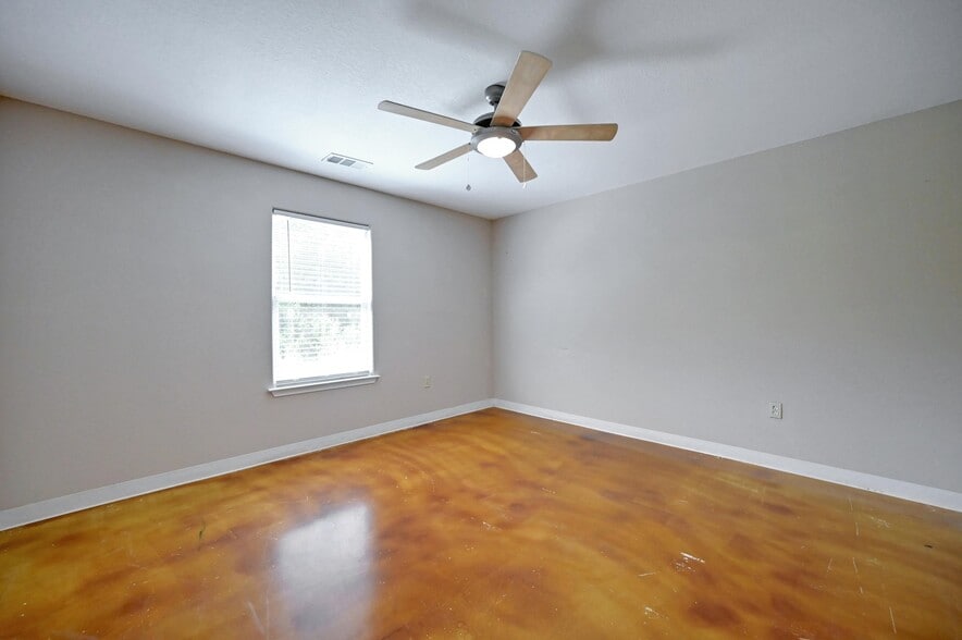 More Photos Of 1940 Magnolia Ave, Luling Self Storage For Sale