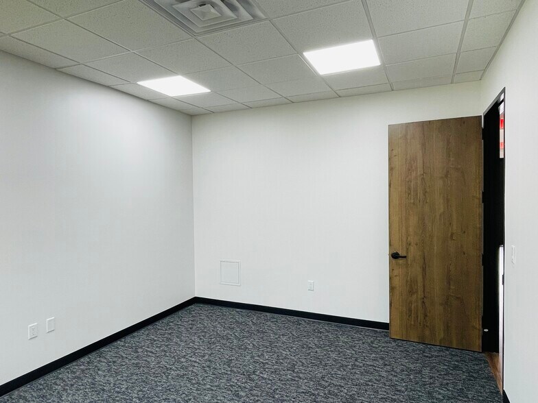 More Photos Of 7102 Tarrington Ave, Sugar Land Medical For Sale