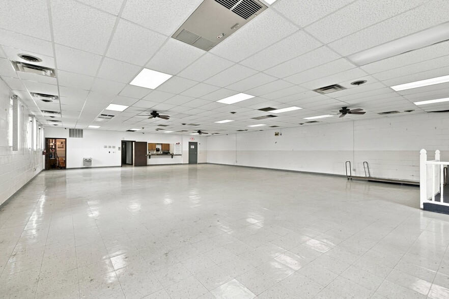 More Photos Of 12305 Beech Daly Rd, Taylor Flex For Lease