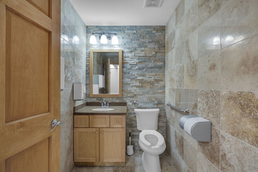 More Photos Of 10455-10499 N College Ave, Carmel Office For Sale