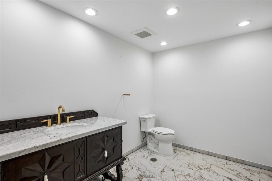 More Photos Of 5699 S Greenwood Cir, Littleton Warehouse For Sale