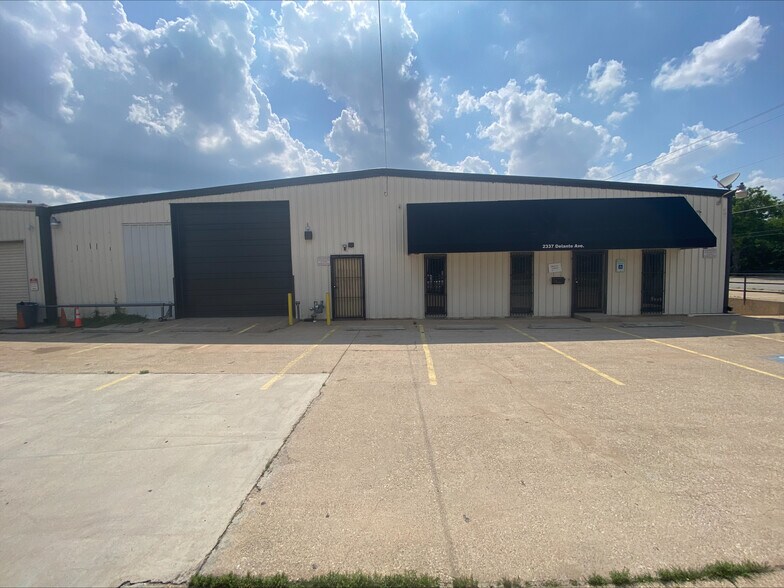 More Photos Of 2333-2337 Delante St, Haltom City Warehouse For Sale