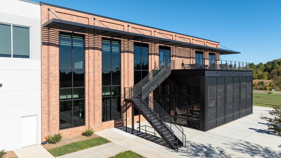 More Photos Of 110 Langtree Campus Dr, Mooresville Showroom For Lease