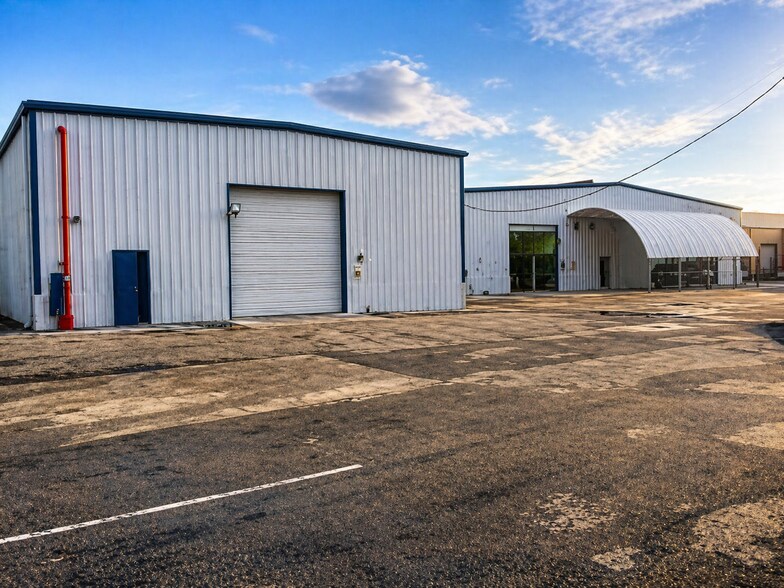 Primary Photo Of 4550 SE Hampton Ct, Stuart Manufacturing For Sale
