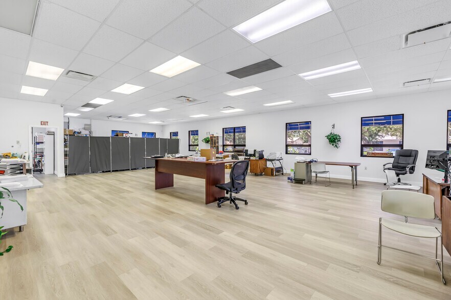 More Photos Of 8440 4th St N, Saint Petersburg Freestanding For Lease