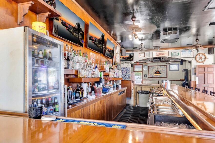 More Photos Of 1000-1006 Truman Ave, Key West Bar For Sale