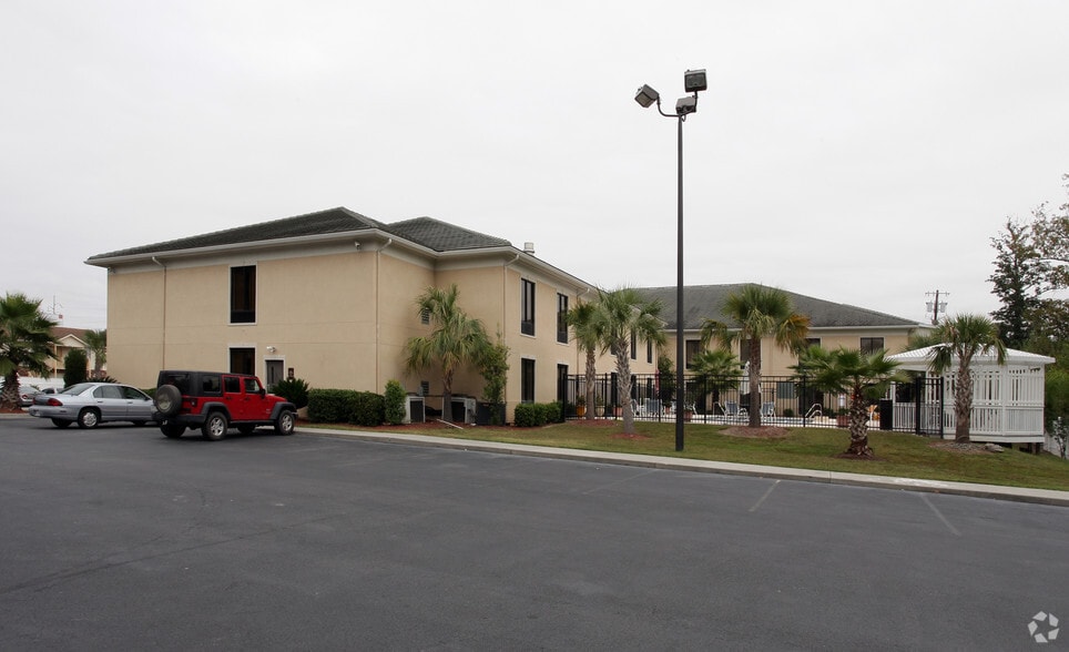 More Photos Of 357 Main St, Garden City Hotel For Sale