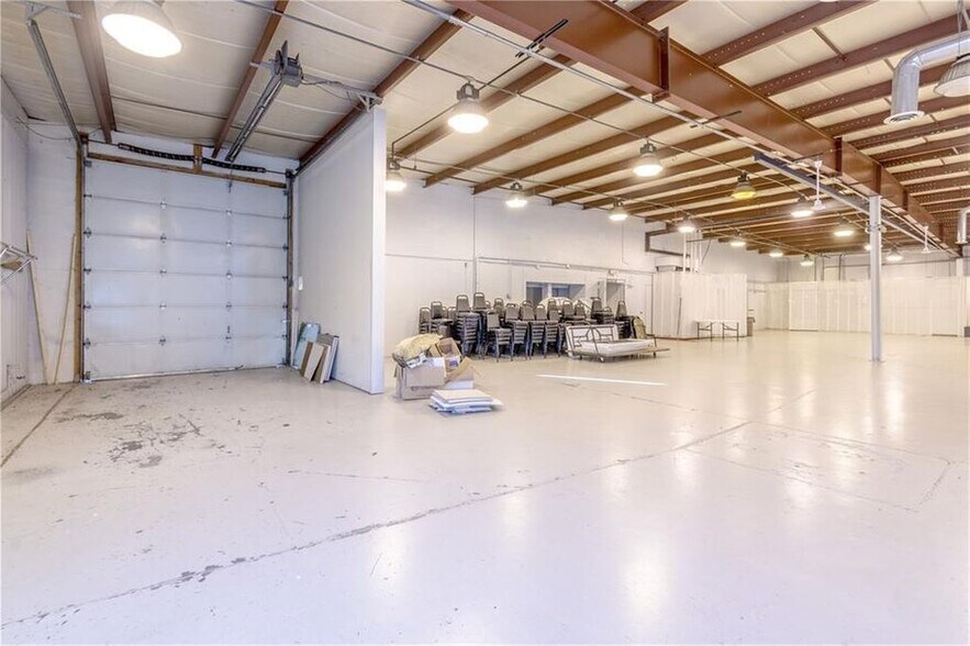 More Photos Of 6886 Wishart St, Huntsville Light Distribution For Lease