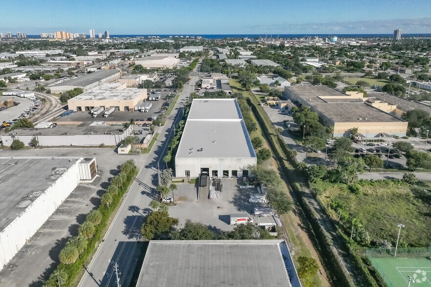 More Photos Of 1301 W 13th St, Riviera Beach Warehouse For Lease