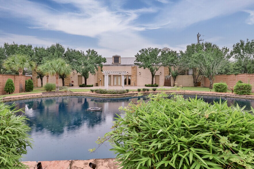 More Photos Of 15301 Gulf Fwy, Houston Freestanding For Sale