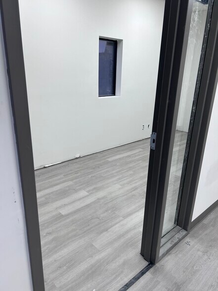 More Photos Of 4515 N 56th St, Lincoln Light Distribution For Lease