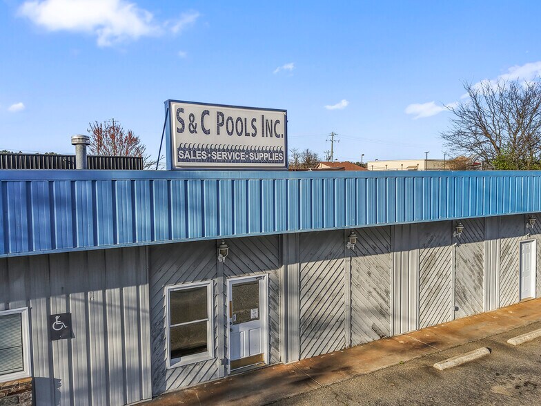 More Photos Of 111 Angela Dr, King General Retail For Sale