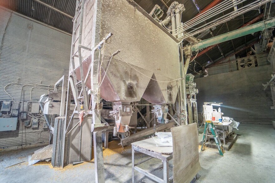 More Photos Of 610 E End St, Goliad General Retail For Sale