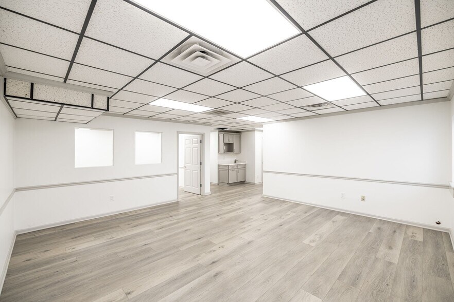 More Photos Of 363 W Main St, Hendersonville Light Distribution For Lease