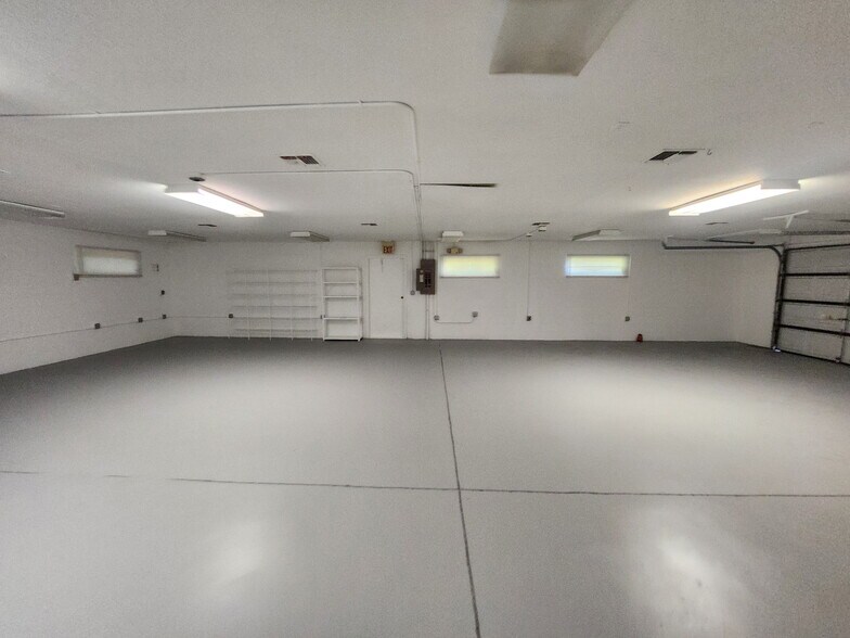 More Photos Of 1740 NE 23rd Ter, Ocala Warehouse For Lease