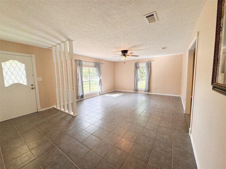 More Photos Of 15331 Lake Lamond Rd, Conroe Flex For Lease