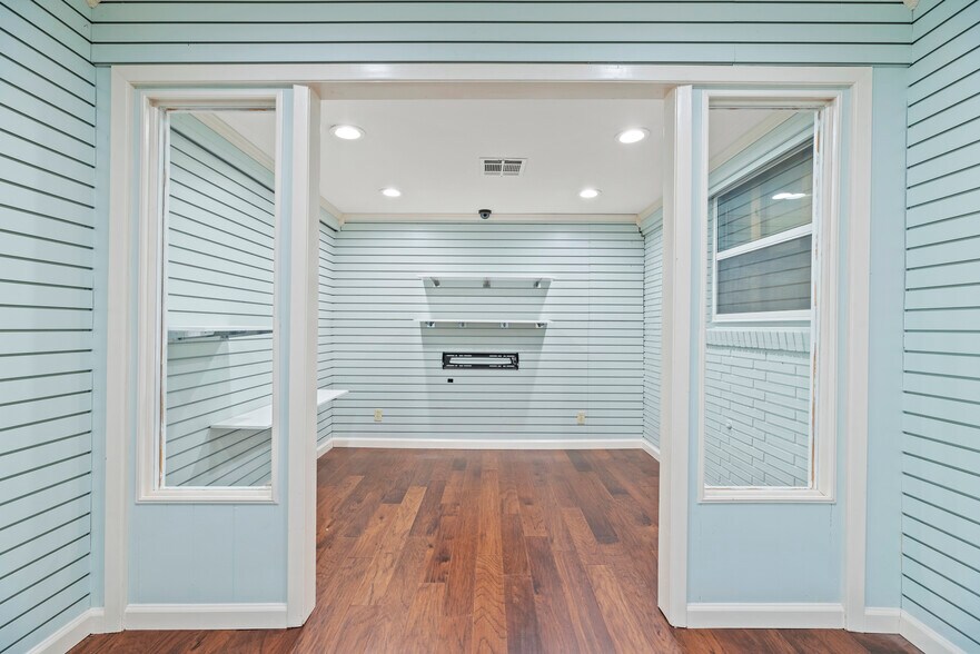 More Photos Of 1001 Avenue B, Katy Storefront Retail Office For Lease